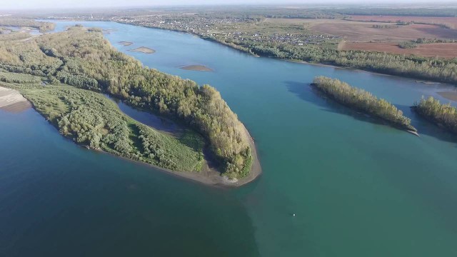 Волга и Ока сливаются вместе. Вид сверху