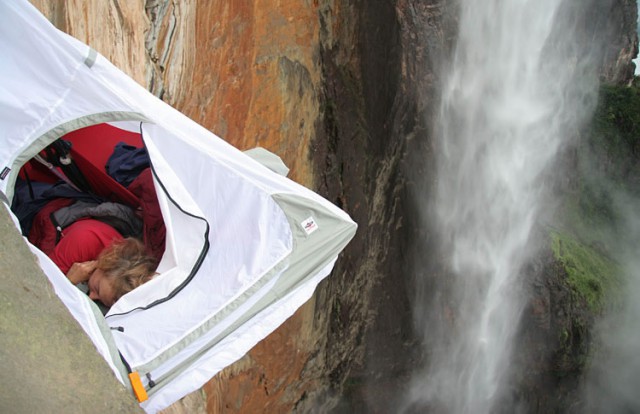 Как спят альпинисты на отвесных скалах