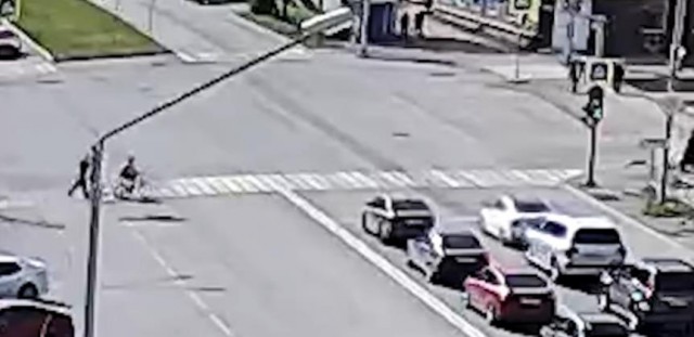 Все стоят, а я поехал. ДТП с велосипедистом