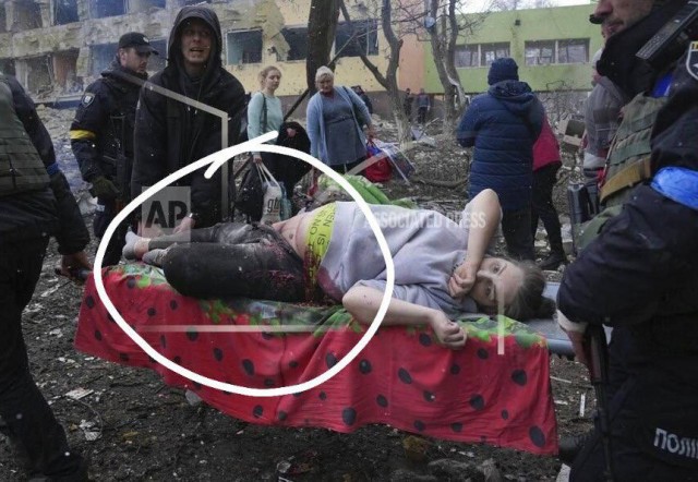 К кадрам последствия «удара» по роддому Мариуполя  есть несколько вопросов