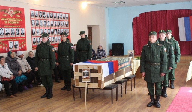 Решили спрятать танки у домов