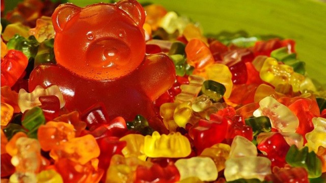 Мужчина нашёл чек на 4,5 миллиона евро и получил за это мармеладки