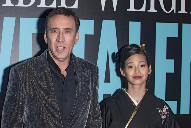 59-летнего Николаса Кейджа засняли на прогулке с очень юной женой. Разница между супругами - больше 30 лет