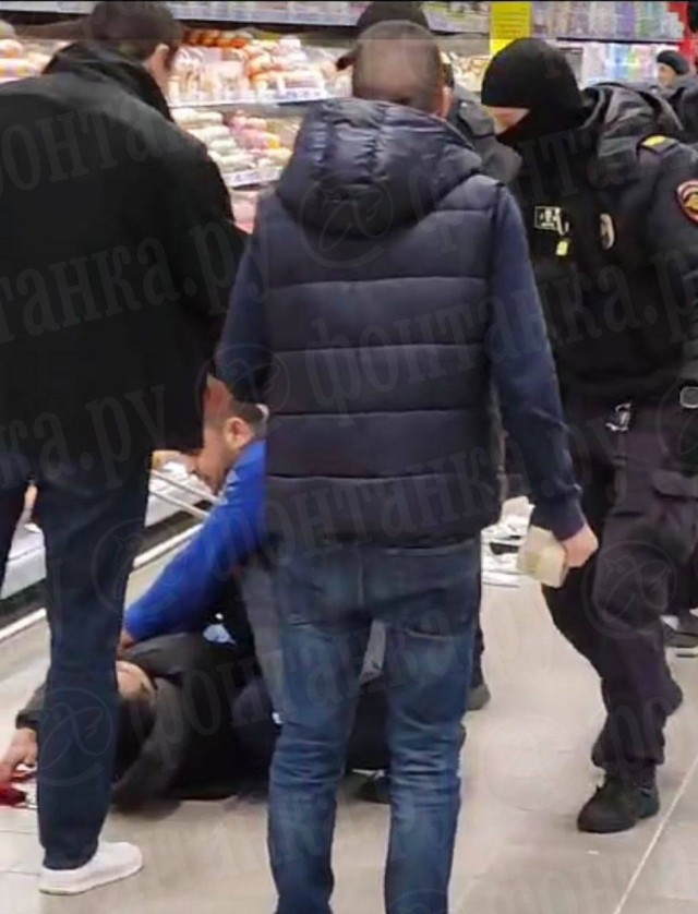 Четыре человека получили ранения в петербургском гипермаркете — на них напал неизвестный с ножом