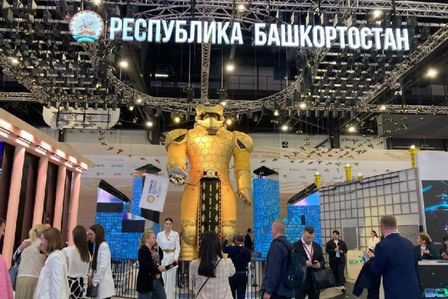 Более 5 тыс. футболок с цитатами Путина, Лаврова и Хабирова раздадут на ПМЭФ.
