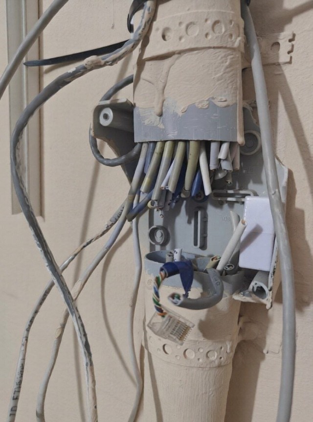 Пенсионерка регулярно перерезает все интернет-кабели в подъезде из-за «излучения», которое ей «мешает»