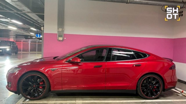 Крупнейший российский поставщик электрокаров Tesla кинул покупателей на сотни миллионов рублей. Офис компании закрыт, а счета заблокированы.