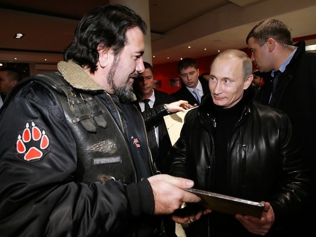 Путин встретился в Сербии со знакомыми байкерами