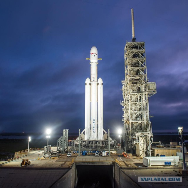 Илон Маск поделился кадрами с Falcon Heavy на стартовой площадке