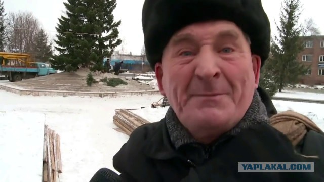 В екатеринбургском банке сделали ёлку из пачек денег. Она стоит 168 миллионов рублей