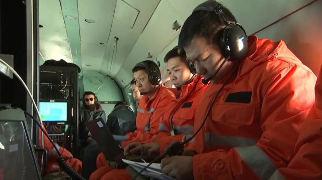 Китайский космический аппарат "Чанъэ-5" везет на Землю два килограмма лунного грунта