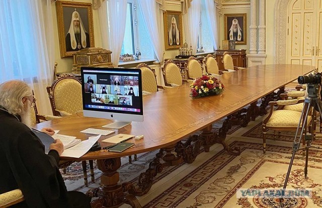 Вопрос: Зачем Гундяеву в кабинете Гундяева портрет Гундяева?
