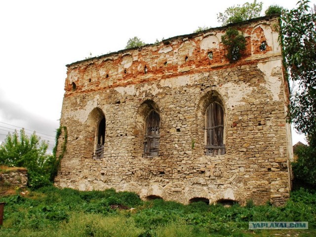 Заброшенная синагога 1532 года и старое кладбище.
