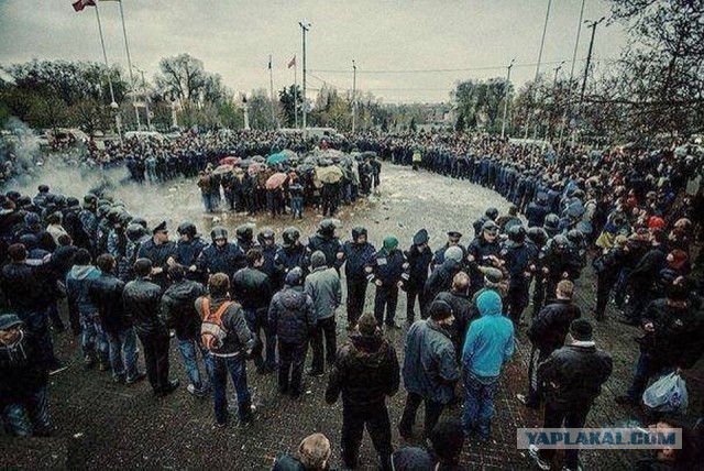 Жители Запорожья принялись снимать со столбов украинские флаги