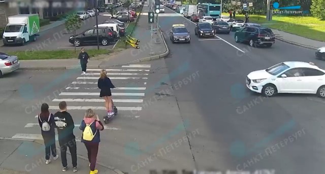 В Петербурге таксист снес девятиклассницу на самокате: у школьницы переломы