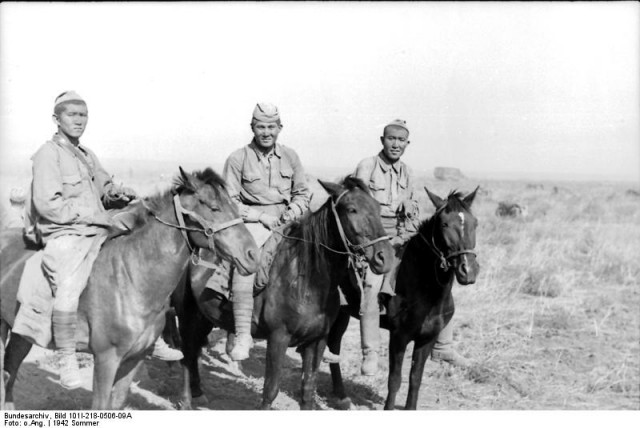 1942 год в 60 фотографиях