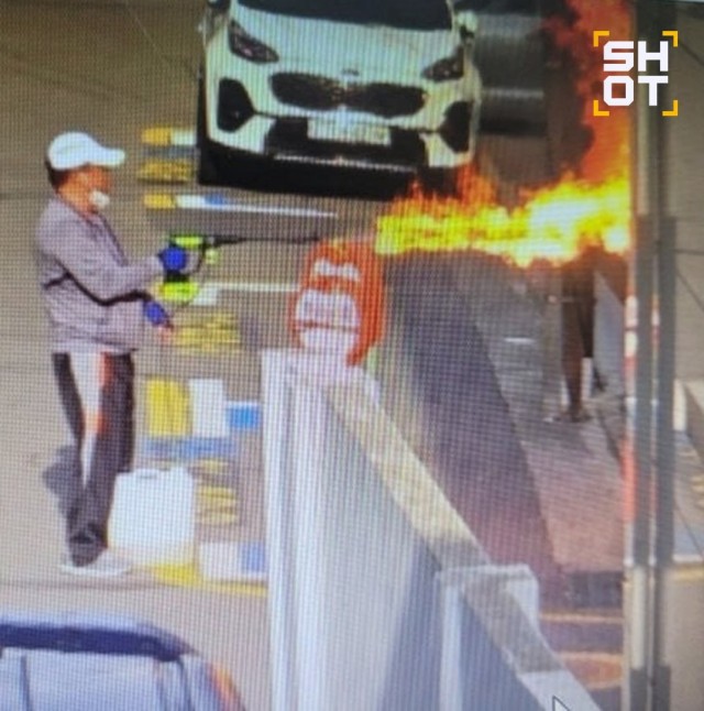 Неизвестный поджёг жилую многоэтажку из огнемёта в Сеуле. Предварительно, три человека погибли и ещё минимум 11 ранены.