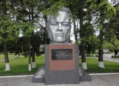 Жители Мамоново призвали убрать бюст Героя СССР, похожий на Шварценеггера