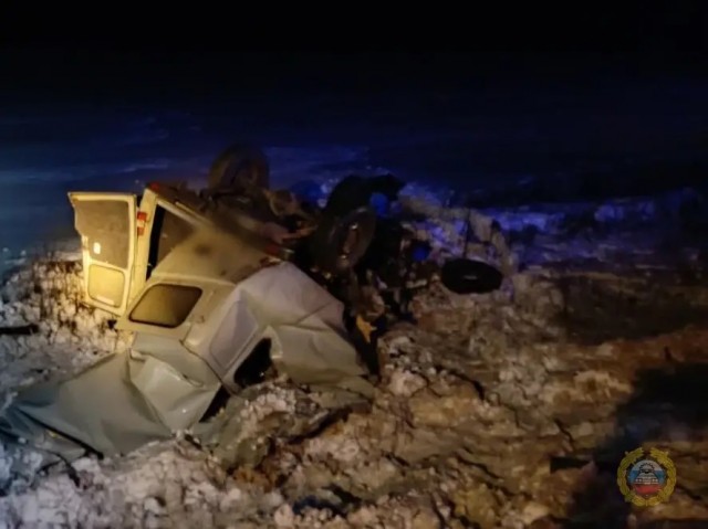 На трассе под Волгоградом фура раздавила УАЗ.