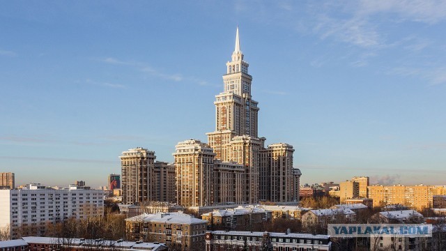 Горит один из известнейших небоскребов Москвы Триумф Палас