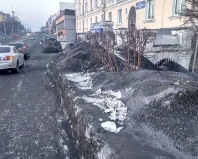 Тушки вяленых окуней хорошо хранить в банке.