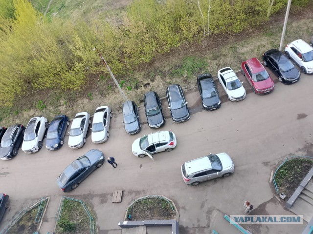 В Уфе неадекватный жилец терроризирует весь дом, блокируя выезд