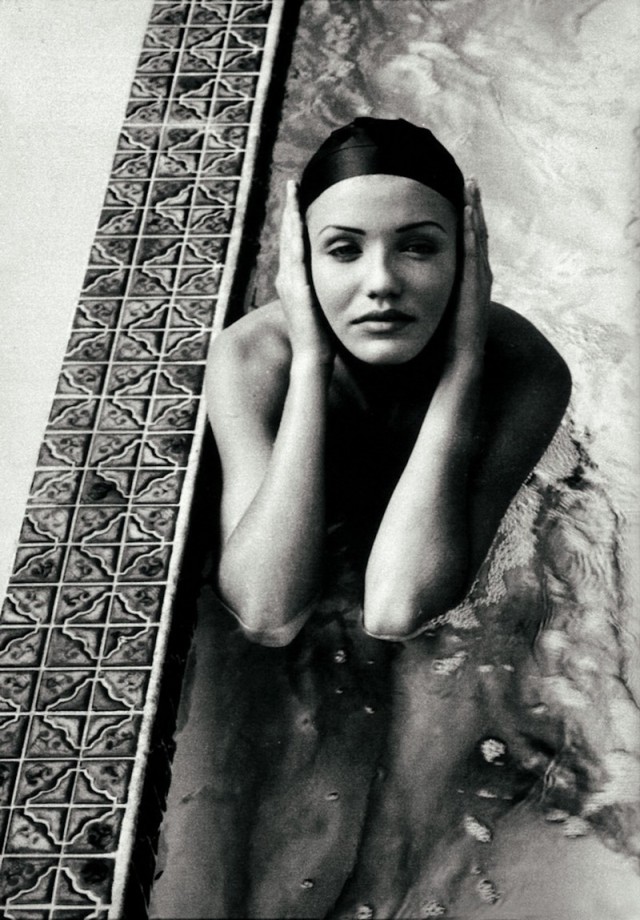 Кэмерон Диас в бассейне. Забытая фотосессия 1999 года.