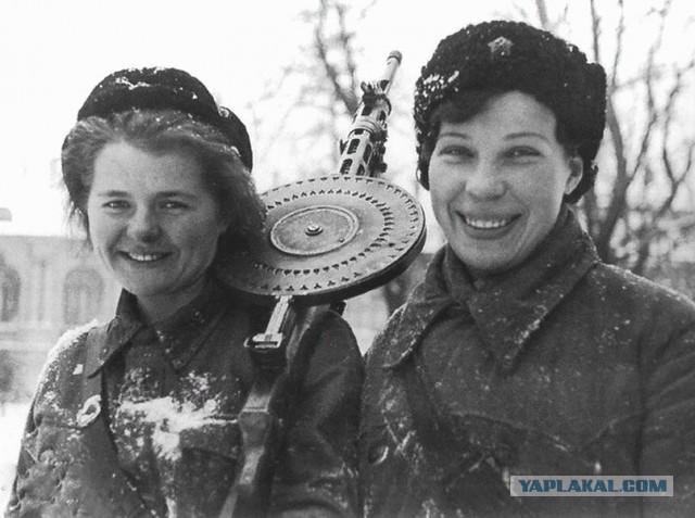 Женщины и война. Только улыбки