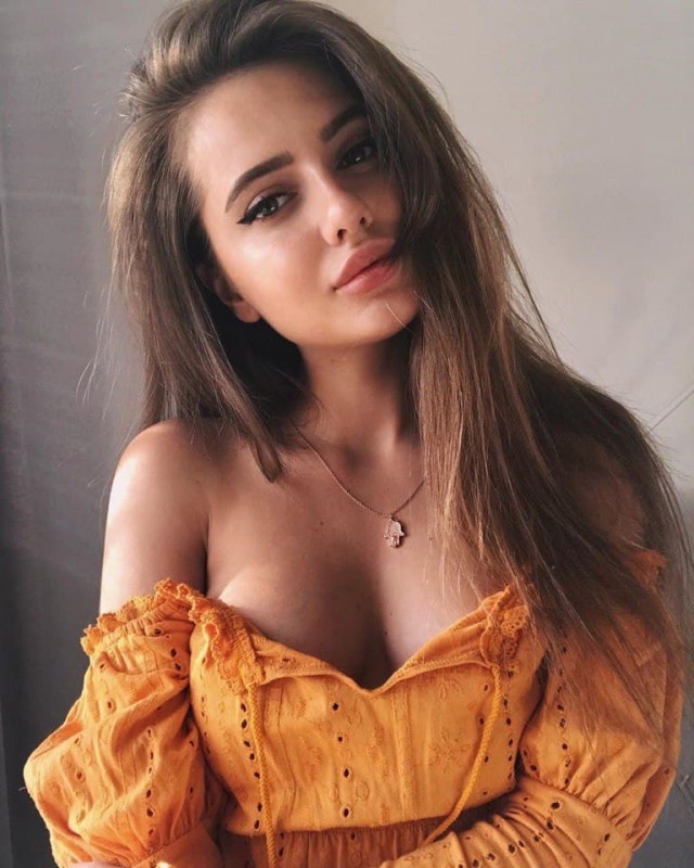 Мадемуазель, прощения прошу, У вас не декольте, а целый космос!