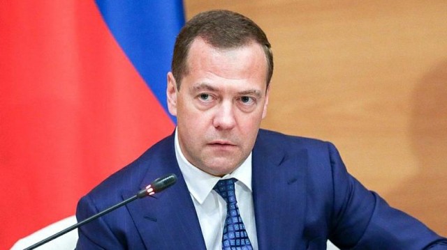 Медведев пригрозил блокировкой Google, YouTube и Twitter в РФ