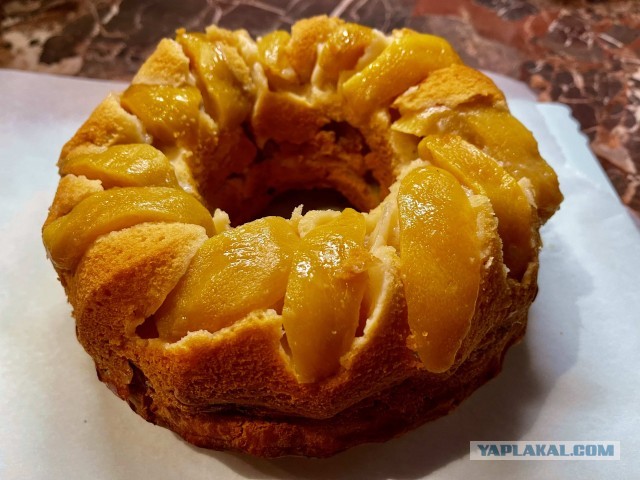 Быстро-вкусно: пирог на сметане с персиками