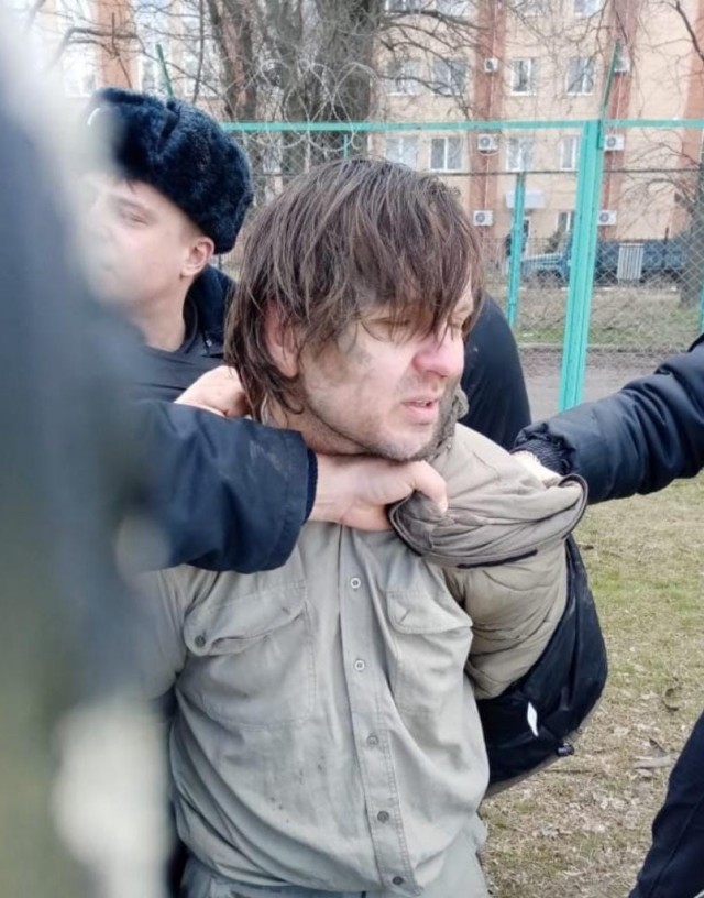 В Таганроге мужчина завладел автоматом «Кедр» и сбежал из отдела полиции