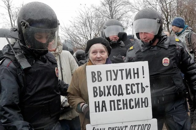 В Симферополе задержали девять подростков, которые вышли с плакатом, посвящённым Моргенштерну*