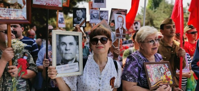 В Ташкенте на территории мемориального комплекса «Братские могилы» сегодня состоялось шествие «Бессмертного полка».