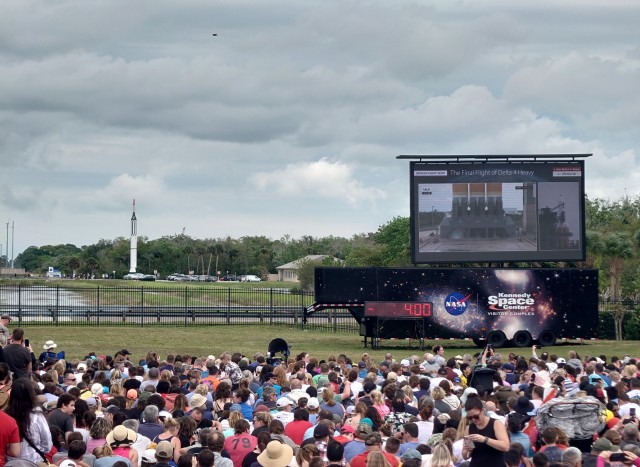 NASA назвало первым человеком в космосе американца Алана Шепарда, проигнорировав полёт Юрия Гагарина