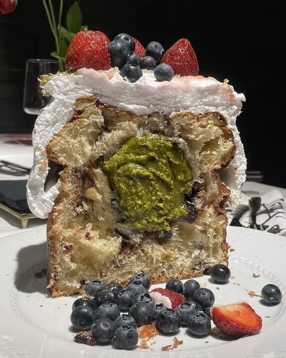 Царь-кулич с дубайским шоколадом и  лесными ягодами