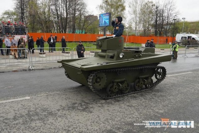 Торжественное шествие раритетной техники в День Победы прошло в Верхней Пышме. Фото