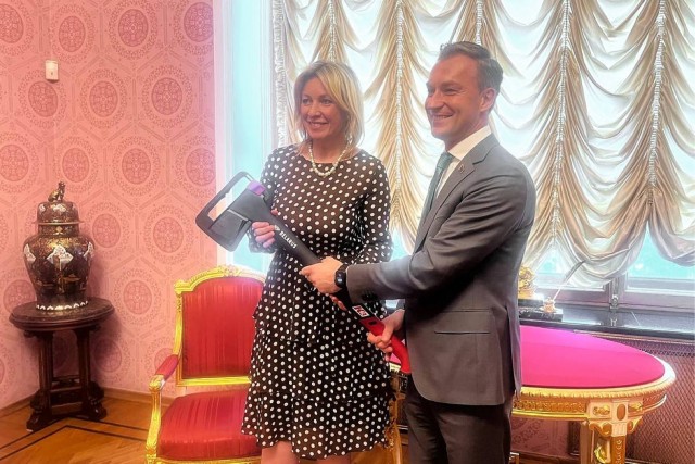 Представитель МИД Белоруссии вручил М.Захаровой топор-колун Belarus