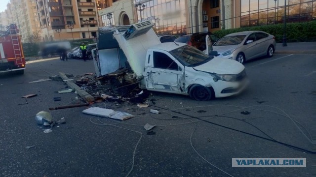 В Астрахани легковой фургон протаранил два электрических столба
