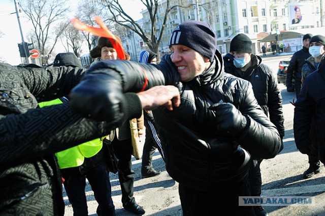 "Георгиевские " ленточки против флагов УПА