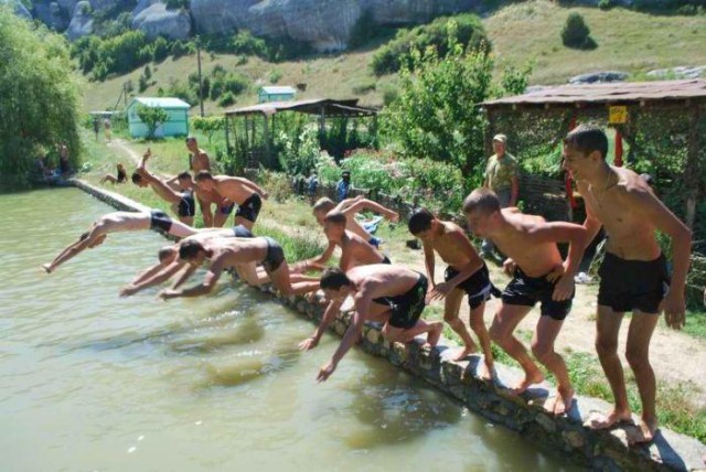 Суровый военный лагерь для подростков Таврида-Сечь