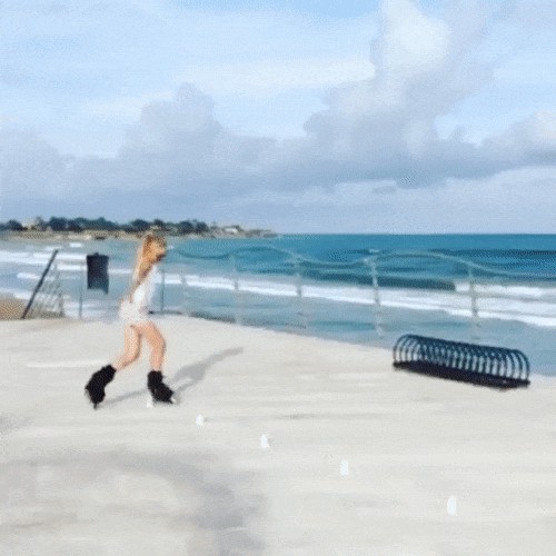 Юная роллерша