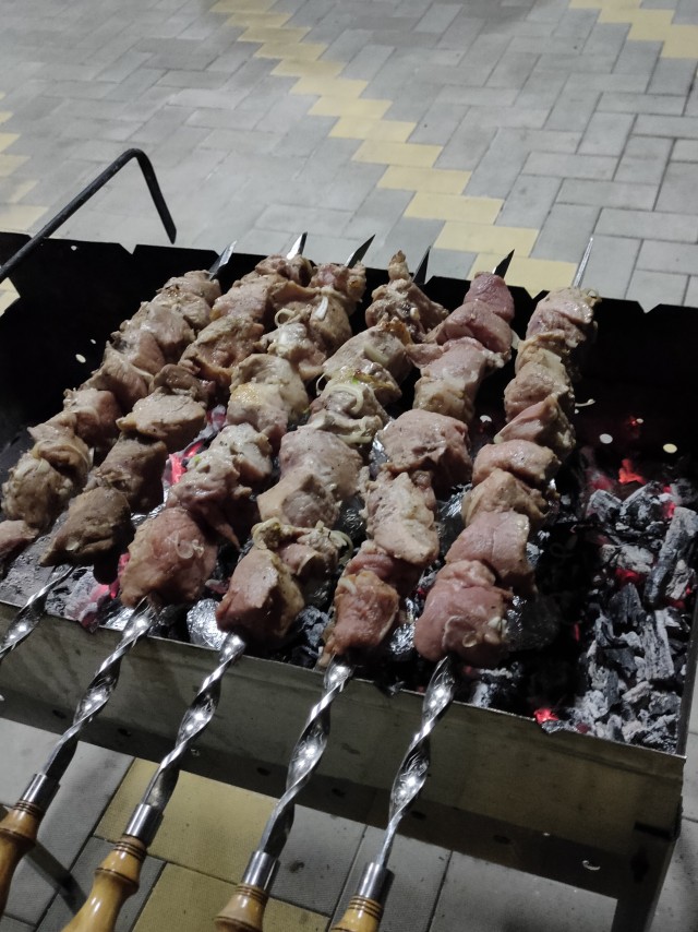 Мяско порезать на шашлык чтоб (с)