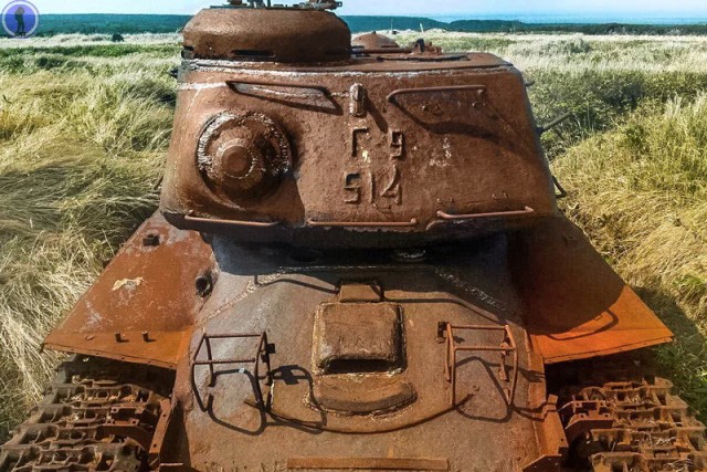 Заброшенные старые танки ИС-2 на Курилах. Они служили для защиты от высадки японского десанта