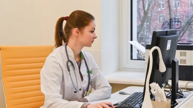 Московские врачи начали увольняться из поликлиник