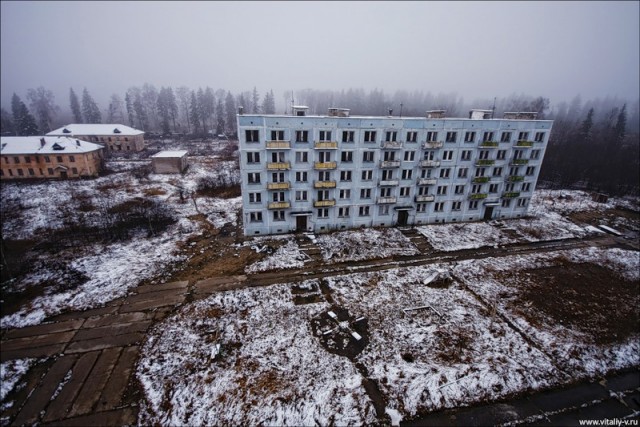 Заброшенный военный городок.