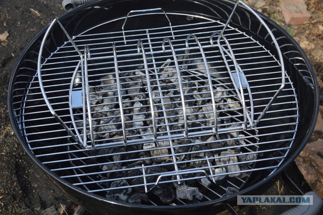 Копченые свиные ребрышки барбекю.