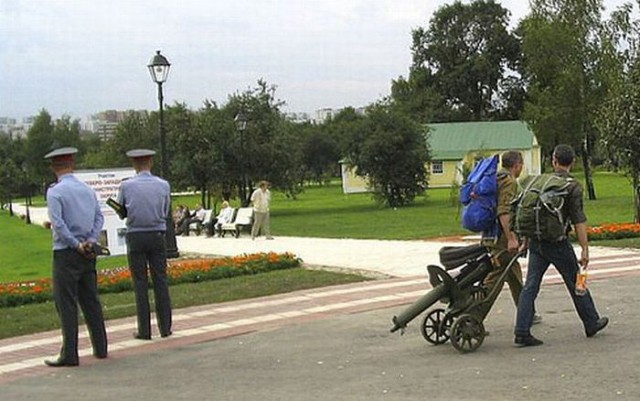 В школу платный вход. Приехали