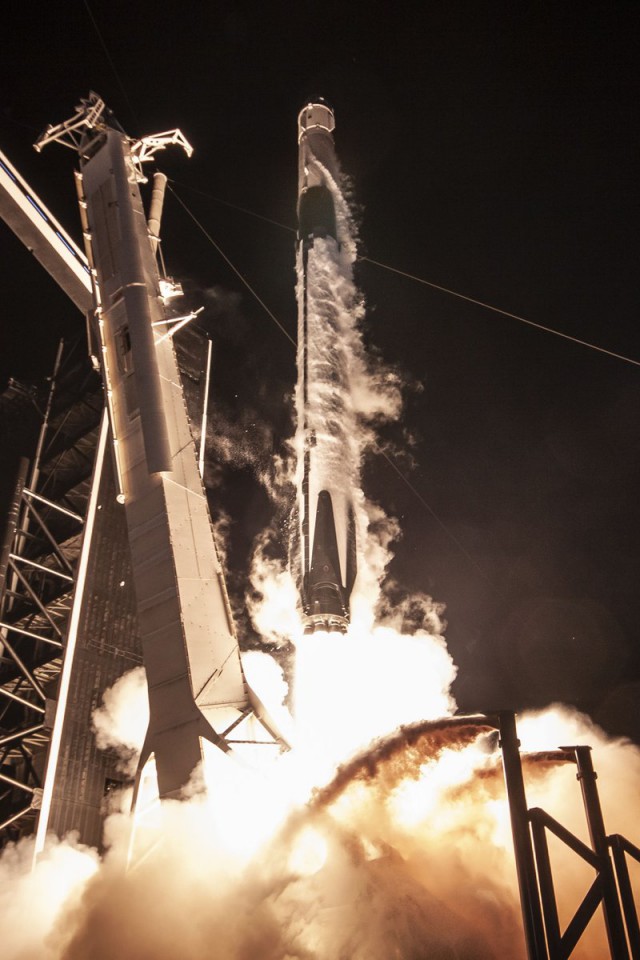 SpaceX запускает космический корабль Сrew Dragon