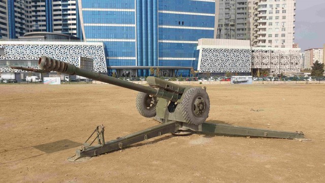 Выставка трофейной военной техники в Баку